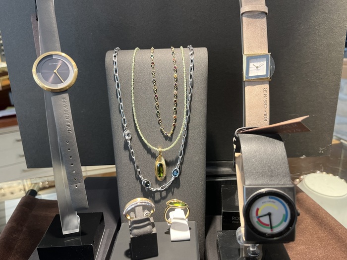 Nahaufnahme von verschiedenen Schmuckstücken